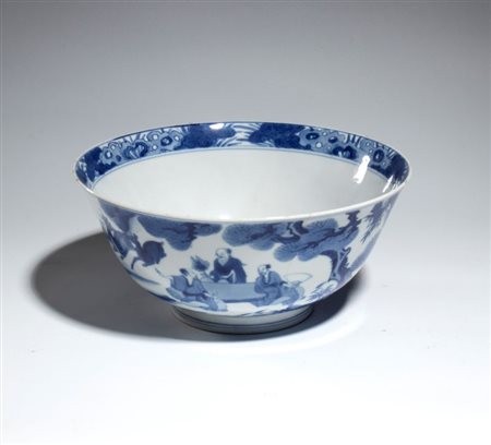  
Ciotola in porcellana bianca e blu con figure e decoro naturalistico. Cina, periodo Transizione (1620-1683) 
 Altezza cm 10; diametro cm 21