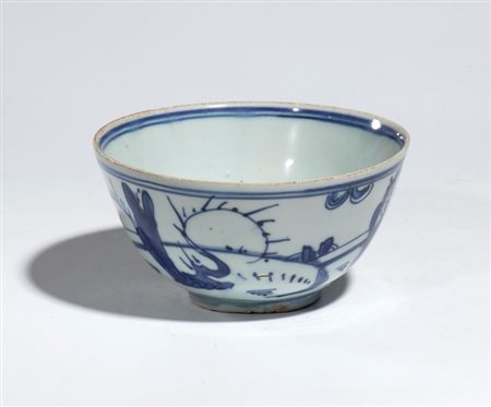  
Ciotola in porcellana bianca e blu con figure di studiosi in un giardino. China, periodo transizione (1620-1683) 
 Diametro cm 12; altezza cm 7