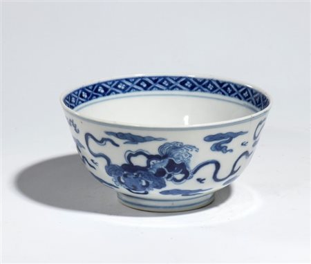  
Ciotola in porcellana Kraak a decoro bianco e blu, con draghi. Al centro motivi floreali con bordo a reticolo e losanghe. Cina, Dinastia Ming, XVII secolo 
 Diametro cm 13; altezza cm 7