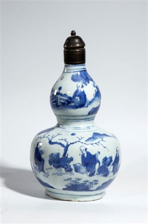  
Vaso a forma di zucca in porcellana bianca e blu con decorazione figurativa con un tappo a pomello su collo corto. Cina, fine dinastia Ming, XVII secolo 
 Altezza cm 29 