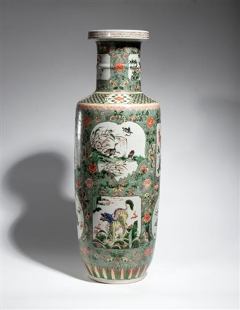  
Importante grande vaso "rouleau" in porcellana famiglia verde "animali porta fortuna". Cina, dinastia Qing, periodo Kangxi  
 Altezza cm 62