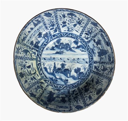  
Rara grande ciotola in porcellana bianca e blu con decoro a motivi naturalistici e scene di vita comune. Cina, dinastia Qing, periodo Kangxi  
 Diametro cm 35,5