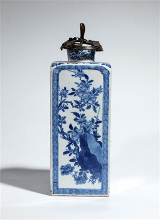  
Bottiglia quadrata in porcellana  bianca e blu decorata con motivi floreali che rappresentano le stagioni (pruno, peonia, loto e crisantemo) con un tappo in bronzo traforato. Cina, dinastia Qing, periodo Kangxi  
 Altezza cm 28