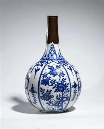  
Vaso bottiglia in porcellana bianca e blu decorato con oggetti classici cinesi  e motivi floreali entro riserve con collo in metallo. Cina, dinastia Qing, periodo Kangxi  
 Altezza cm 36; diametro 21 cm