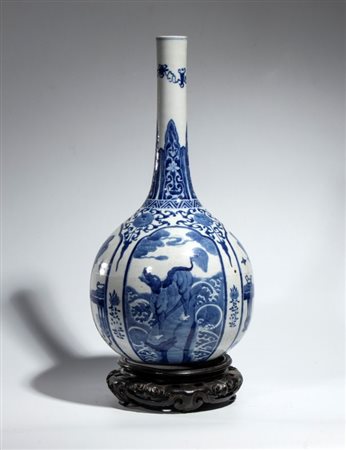  
Vaso bottiglia in porcellana bianca e blu decorato con oggetti classici cinesi  e motivi floreali entro riserve. Cina, dinastia Qing periodo Kangxi  
 Altezza cm 43