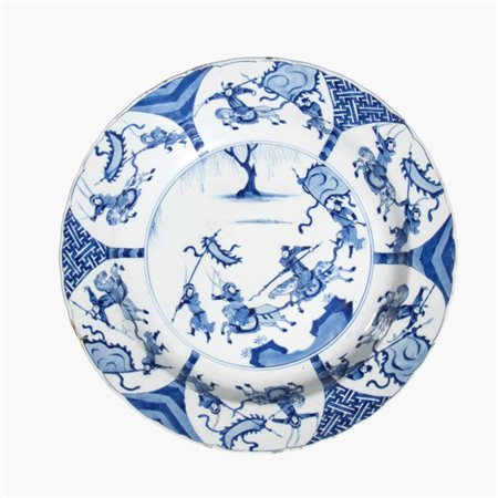  
Raro grande piatto in porcellana bianca e blu decorato con scene di battaglia. Cina, dinastia Qing, periodo Kangxi  
 Diametro cm 37,8 