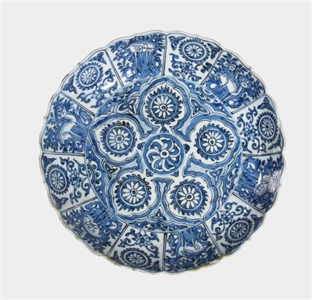  
Piatto in porcellana Kraak bianca e blu decorato con cerbiatti e conigli. Dinastia Qing, periodo Kangxi 
 Altezza cm 6; diametro cm 26,8
