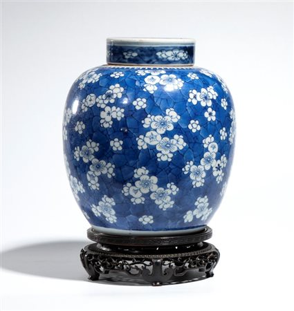  
Giara in porcellana bianca e blu, decorata con motivo di fiori di prugno. Cina, dinastia Qing, periodo Kangxi 
 Altezza cm 24; diametro cm 16,5