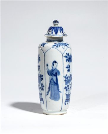  
Piccolo vaso esagonale in porcellana bianca e blu decorato con figure femminili con coperchio. Cina, dinastia Qing, periodo Kangxi 
 Altezza cm 18,5; larghezza cm 6,5