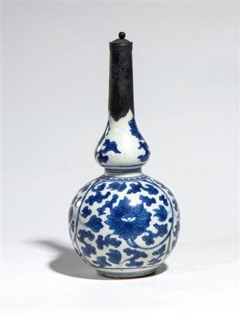  
Bottiglia a forma di zucca in porcellana bianca e blu con lungo collo in metallo con un tappo e catenella in stile turco. China, dinastia Qing, XVIII-XIX 
 Altezza cm 22