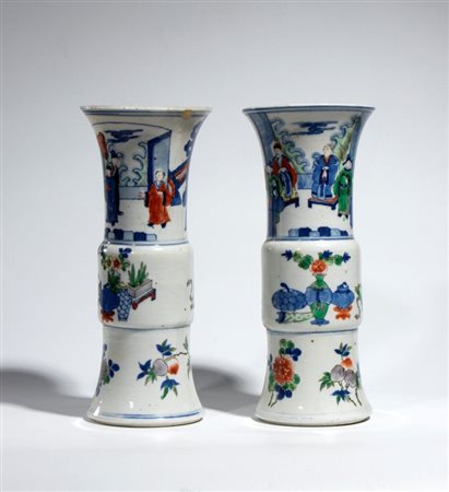  Coppia di vasi gu a tromba in porcellana wucai con figure in giardino. Cina, fine dinastia Qing, inizio del XX secolo. Altezza cm 26; larghezza cm 11