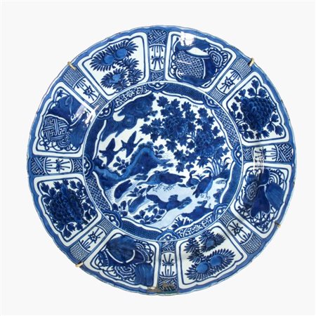  
Grande piatto in porcellana Kraak bianca e blu con medaglione centrale raffigurante uccelli ed elementi paesaggistici. Cina, dinastia Qing, XVII-XVIII secolo 
 Diametro cm 50