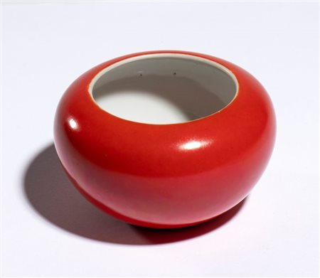  
Coppetta lava-pennelli in porcellana smaltata rosso corallo. Cina, dinastia Qing, XIX secolo 
 Diametro cm 8,8; altezza cm 5,8