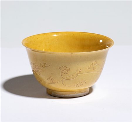  
Coppetta in porcellana a smalto giallo con marchio a sei caratteri "Da Ming Jia Jing Nian Zhi". Cina, inizio XX secolo 
 Diametro cm 8,2; altezza cm 4,8