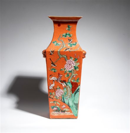  
Vaso quadrato in porcellana a smalto color arancio decorato con intricati motivi floreali ed uccelli. Cina, XX secolo, periodo Repubblica 
 Altezza cm 40,4