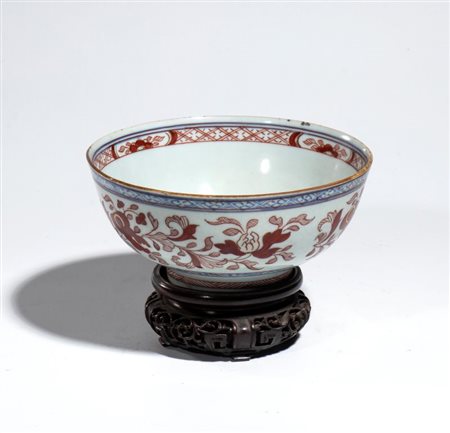  
Ciotola da esportazione in porcellana blu cobalto e rosso ferro decorata con peonie stilizzate. China, dinastia Qing, XVIII secolo 
 Diametro cm 15; altezza cm 7,7