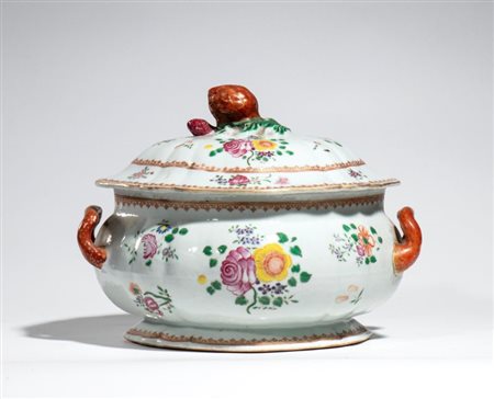  
Zuppiera in porcellana famille rose da esportazione. China, dinastia Qing, periodo Qianlong 
 Altezza cm 21; larghezza cm 24