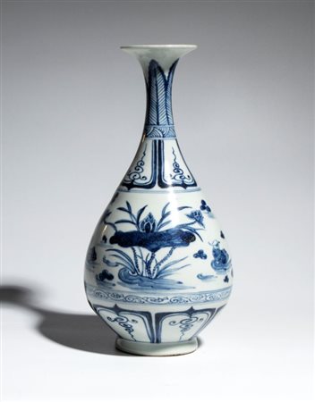  
Vaso in porcellana bianca e blu con collo svasato e corpo a forma di pera, decorato con uccelli e motivi floreali. Cina, XX secolo 
 Altezza cm 26