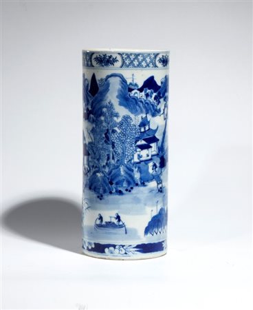  
Vaso in porcellana bianca e blu decorato con figure e paesaggio naturalistico. Cina, XX secolo 
 Altezza cm 28,2; diametro cm 12,2