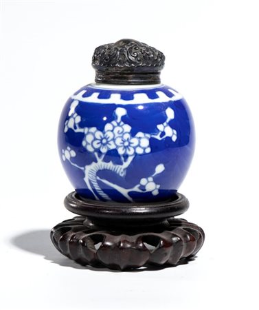  
Piccola giara da zenzero in porcellana dipinta a smalti blu e decorata a motivo di fiori di pruno. Cina, XX secolo 
 Altezza cm 6,5