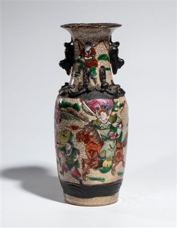  
Vaso in porcellana a smalto craquelé, decorato con scene di battaglia raffiguranti guerrieri e dignitari. Cina, XX secolo 
 Altezza cm 24,5