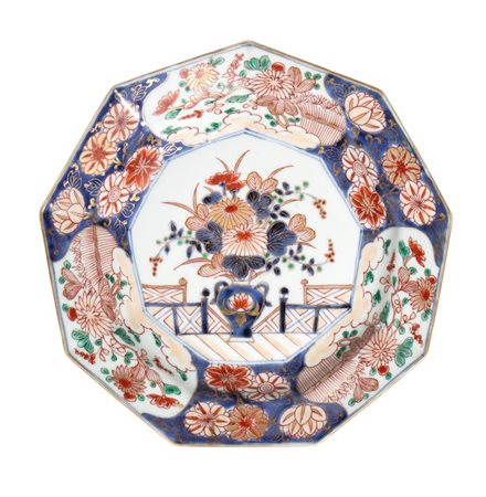  
Piatto in porcellana Imari. Giappone, periodo Edo, XVII-XVIII secolo 
 Diametro cm 25; altezza cm 4,8