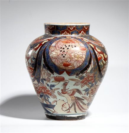  
Vaso Imari senza coperchio in porcellana decorato con motivi policromi floreali e uccelli. Giappone, XVIII secolo 
 Altezza cm 32,5; diametro cm 26