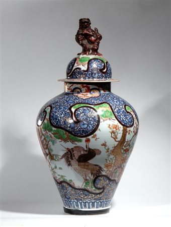 
Elegante grande vaso Imari blu sottosmalto, rosso ferro, oro e verde con coperchio con leone Shishi. Giappone, periodo Edo, XVIII secolo 
 Altezza cm 78; diametro cm 33