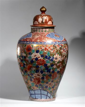  
Grande vaso Imari in porcellana dipinta a smalti policromi e oro. Giappone, periodo Edo, XVIII secolo 
 Altezza cm 78 