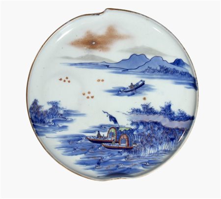  
Piatto Imari in porcellana bianca e blu con un paesaggio di acqua, montagne e imbarcazioni. Giappone, fine XIX-XX secolo 
 Diametro cm 26,2