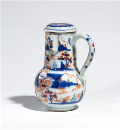  
Brocchetta con manico e coperchio decorata con motivi paesaggistici, porcellana Imari da esportazione . Cina, dinastia Qing, fine XVIII secolo 
 Altezza cm 15; larghezza cm 8,5