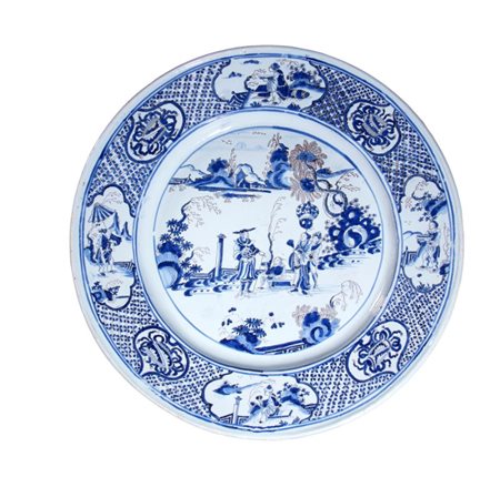  
Grande piatto di produzione europea, in porcellana bianca e blu decorato con scene figurative orientaleggianti, bordo a motivi geometrici, floreali e paesaggistici. Europa, XVIII secolo 
 Diametro cm 54,8; altezza cm 6