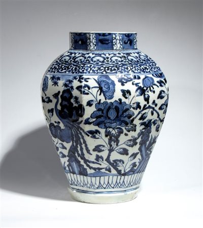 Vaso Imari in porcellana Arita bianca e blu. Giappone, Periodo Edo, XVII-XVIII secolo. Altezza cm 42; diametro cm29 