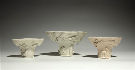 
Tre coppe per libagioni  in porcellana Dehua "Blanc de Chine" a forma di corno di rinoceronte. Cina, dinastia Qing, XVII-XVIII secolo 
 La più grande altezza cm 8,5; larghezza cm 4,8; la più piccola altezza cm 6,3; larghezza cm 3,8 