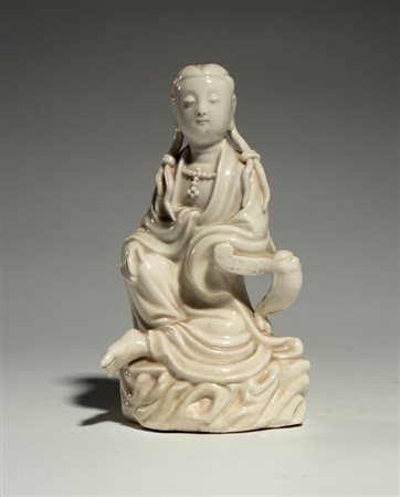  
Figura in porcellana Dehua "Blanc de Chine" raffigurante Bodhisattva. Cina, fine dinastia Qing, XIX secolo 
 Altezza cm 14; larghezza cm 7