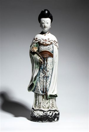  
Figura in porcellana raffigurante una dama di corte. Cina, dinastia Qing, XIX secolo 
 Altezza cm 44 