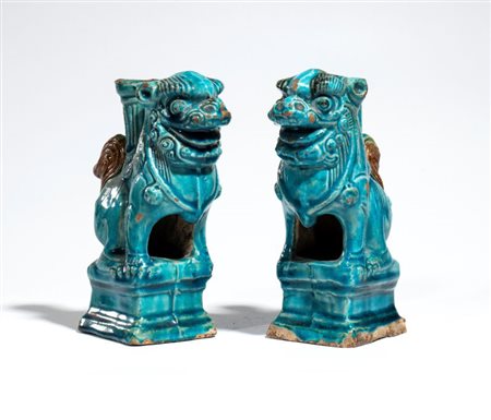  
Coppia di cani di Fo in ceramica smaltata turchese. Cina, dinastia Ming, XVII secolo 
 Altezza cm 26; larghezza cm 10