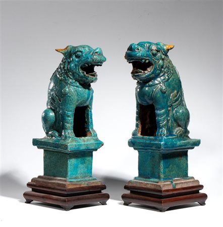  
Grande coppia di cani di Fo in ceramica smaltata turchese. Cina, dinastia  Ming, XVII secolo 
 Altezza cm 35 ca.