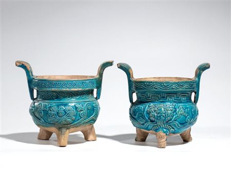  
Coppia di incensieri cerimoniali in ceramica smaltata turchese, a tre piedi. Cina, dinastia Ming, XVII secolo 
 Altezza cm 15,5 - Larghezza cm 19 ca.