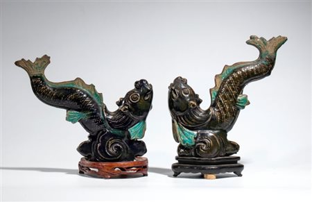  
Gruppo di due tegole in ceramica a smalti Sancai raffigurante due pesci "Ao Yu". Cina, dinastia Ming (1368-1644) 
 Altezza cm 26,7; larghezza cm 23 - Altezza cm 23; larghezza cm 26,6