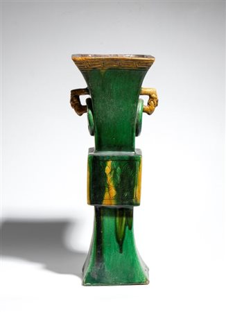  
Grande vaso in ceramica a smalti Sancai. China, dinastia Qing, periodo Kangxi  
 Altezza cm 38