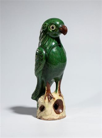  
Figura in ceramica a smalti Sancai raffigurante un pappagallo. Cina, XX secolo 
 Altezza cm 22,5