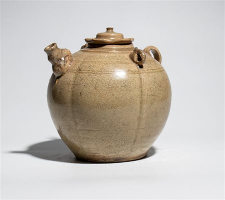  
Antica teiera in ceramica  a smaltatura bianca screpolata. Vietnam, dinastia Ly', XI-XII secolo 
 Altezza cm 19; diametro cm 17