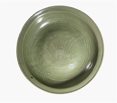  
Grande piatto profondo in porcellana celadon con decoro floreale e motivi geometrici. Asia del Sud, XVIII secolo 
 Altezza cm 8; diametro cm 37