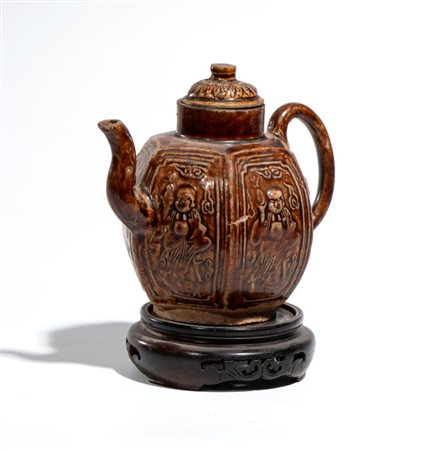  
Teiera in ceramica con invetriatura a smalti bruno e ocra. Asia del Sud, XIX secolo 
 Altezza cm 16,8; larghezza cm 19