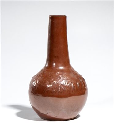  
Vaso a corpo globulare in ceramica a smalto bruno lucido con sottili decorazioni modellate a bassorilievo. Corea, XIX secolo 
 Altezza cm 22,5; larghezza cm 13