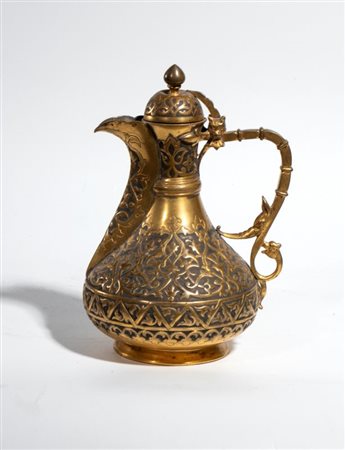  
Caffettiera ottomana in rame e argento dorato, di forma slanciata a "balaustra" con beccuccio curvo e coperchio a cupola. Turchia, XVIII secolo 
 Altezza cm 22