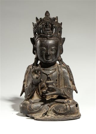  
Figura di Bodhisatva in bronzo, raffigurato seduto con copricapo. In una mano un kasala mentre l'altra esprime un gesto mudra. Cina, dinastia Ming, XV-XVI secolo 
 Altezza cm 24