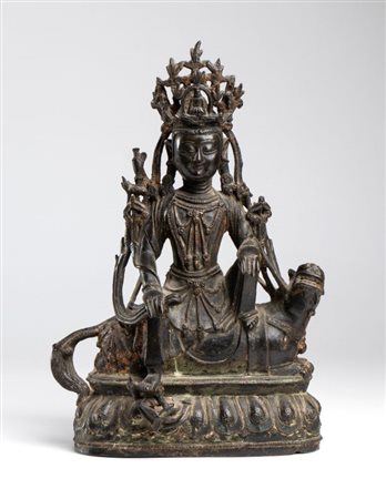  
Figura di Bodhisatva in bronzo, raffigurato seduto su una creatura mitica e una base a forma di loto, con raffinati gioielli e un alta corona. Cina, dinastia Ming, XV-XVI secolo 
 Altezza cm 29