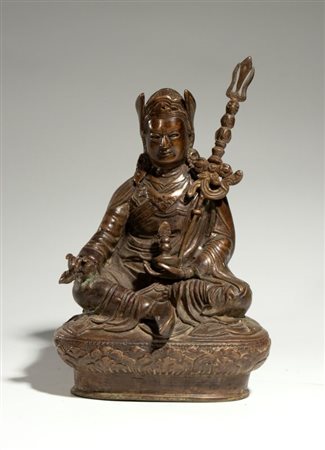  
Figura di  Padmasambhava  in rame repousse. Tibet, XIX secolo 
 Altezza cm 21;23,5 con il vara; larghezza cm 13
